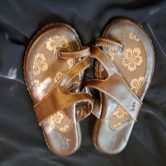 Born B.O.C Sise 7 Brown Sandals W Toe Loop Excellent! - Picture 1 of 7